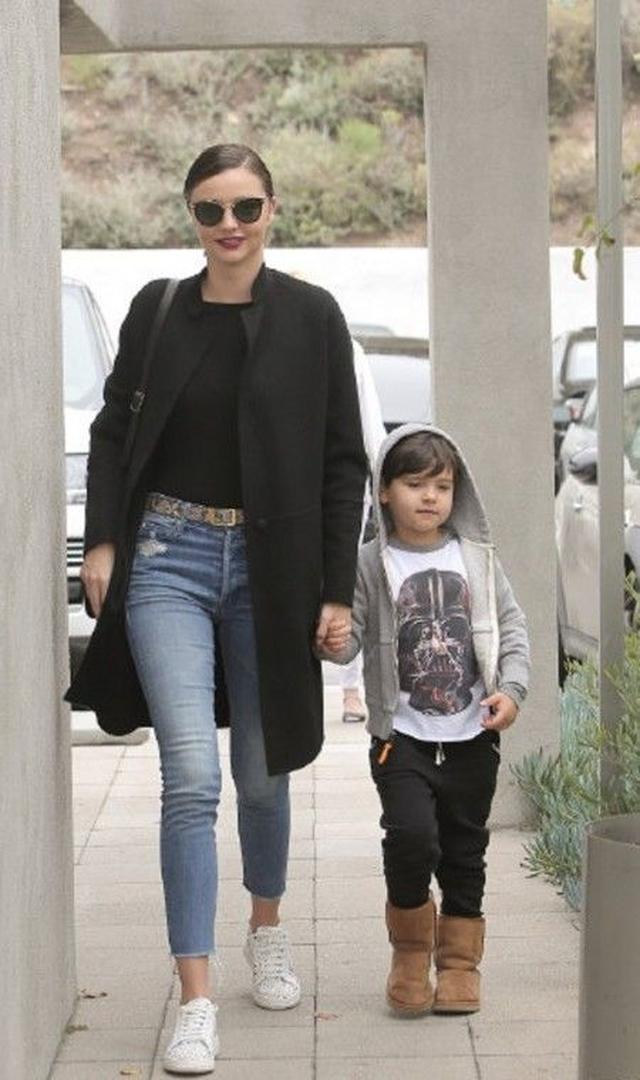 画像: 黒が主役のデニムコーデで息子のフリン君とお出かけ