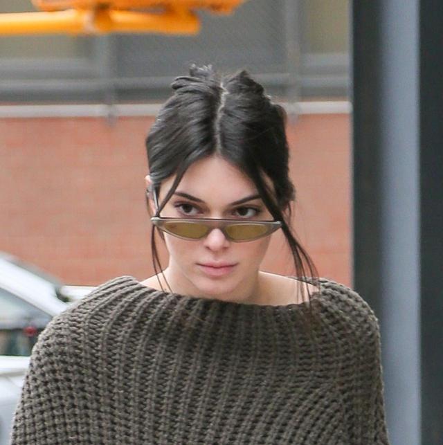 画像2: ケンダル・ジェンナー、ミニ丈ニットワンピで魅せる美脚コーデ