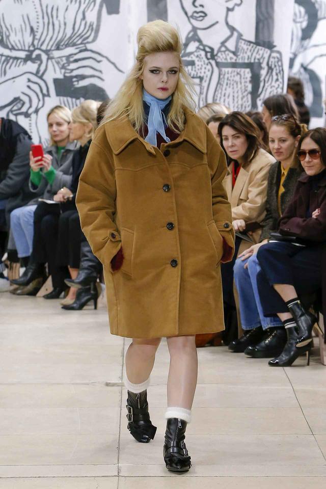 画像1: エル・ファニング、miu miuの最新コレクションでランウェイデビューを飾る