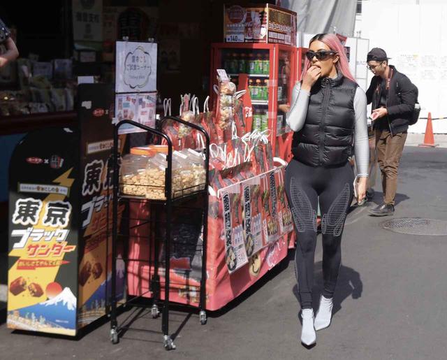 画像: ちょうど写真手前に写るおかきでも試食したのだろうか、口に何か放り込んで食べていた。