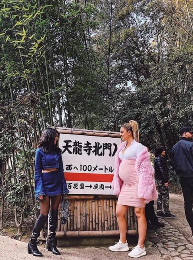 画像: 天龍寺の入り口付近で記念撮影をする、現在妊娠役8ヵ月の妹クロエとコートニー。 www.instagram.com