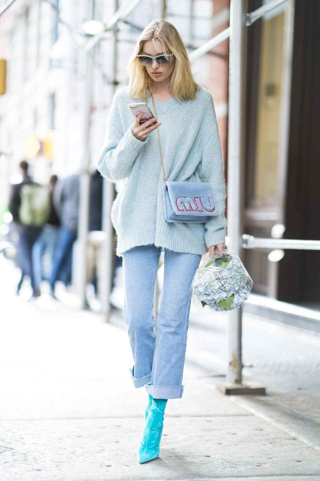 画像1: エルザ・ホスク、春を先取りしたニット×デニムスタイルがおしゃれ