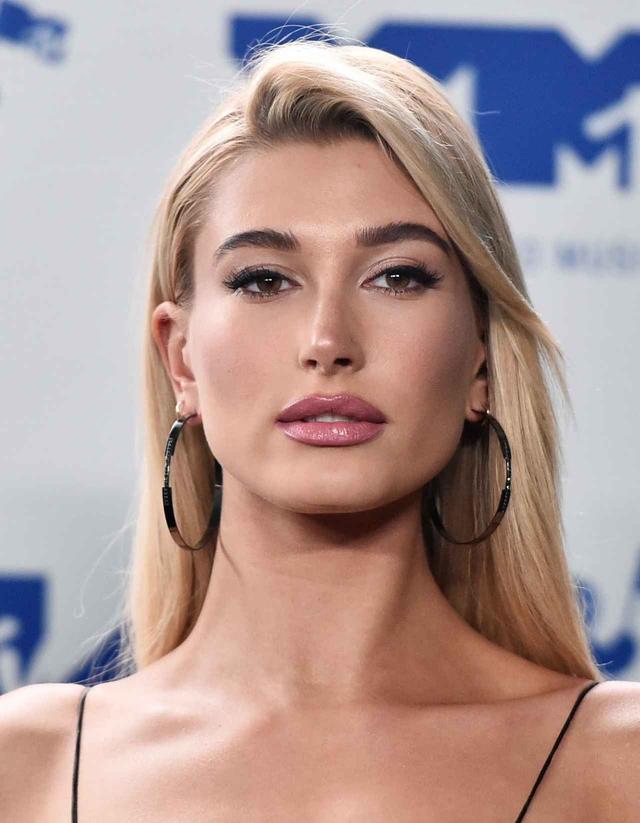 画像: モデルのヘイリー・ボールドウィン。