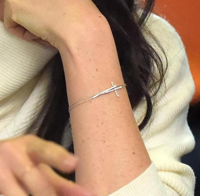 画像2: 腕で光るブレスレットに注目