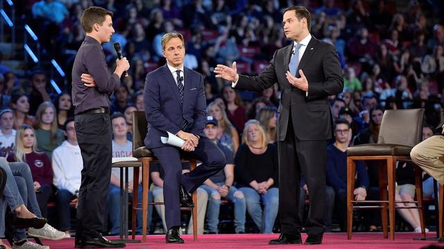 画像: 共和党のマルコ・ルビオ上院議員(右)と直接対話するマージョリー・ストーンマン・ダグラス高校の生徒。