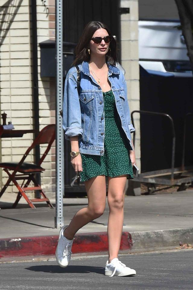 画像: エミリー・ラタコウスキー、春に真似できる白スニーカースタイル