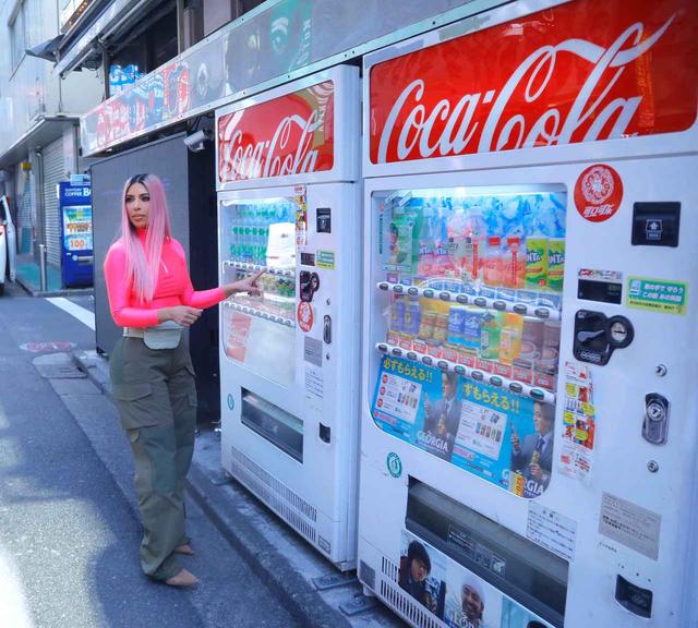 画像: 日本の自販機に興味津々のキム。