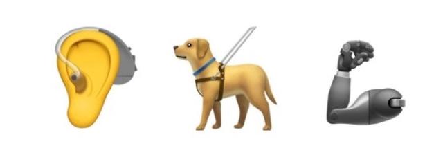 画像: (左から)補聴器をつけた耳、リードを付けたサービス犬、義手。©Twitter/NyleDiMarco