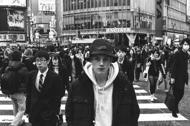 画像: 渋谷のスクランブル交差点で。 www.instagram.com