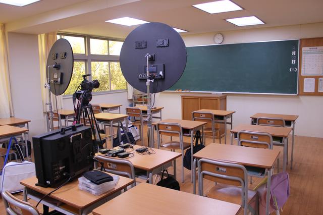画像: 学校の教室をイメージしたセット。©フロントロウ
