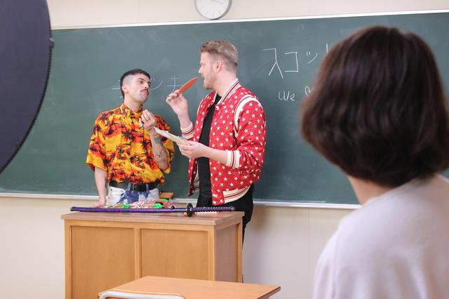 画像: 日本語で自分の名前を書くチャレンジや、日本のお菓子を試食するチャレンジなどに挑戦。©フロントロウ