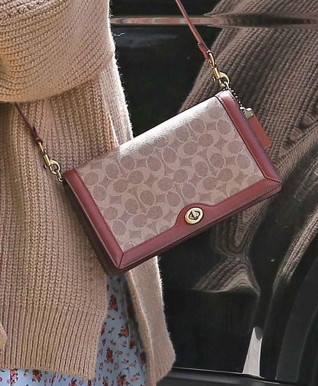 画像2: セレーナ・ゴメス、小花柄ワンピースコーデで春気分