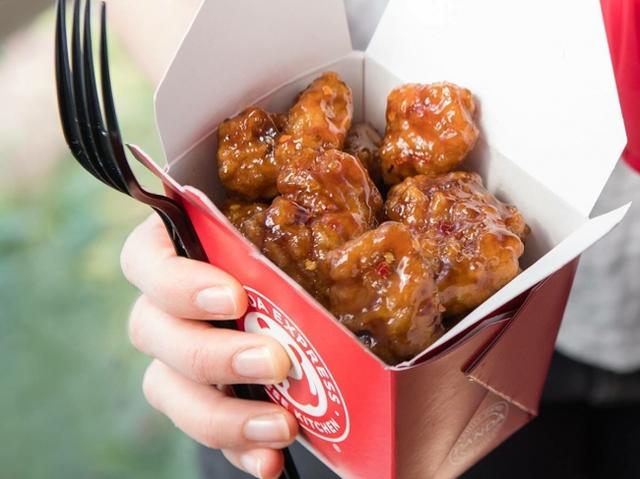 画像: 看板メニュー「オレンジチキン」