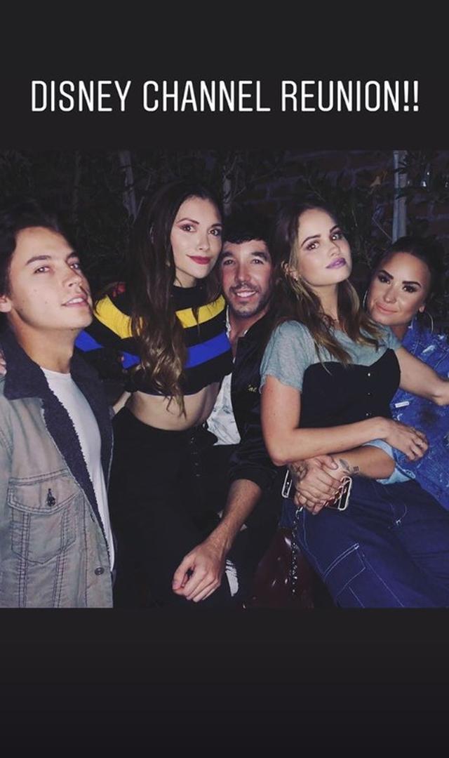 画像: 左からコール、アリソン、マシュー、デビー、デミ。©instagram/ddlovato