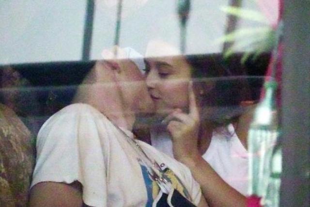 画像1: ブルックリンがクロエ以外の女性とキス!