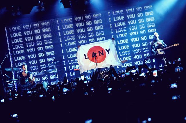 画像1: 全米“新人アーティストチャート”で1位!LANY来日公演初日でファン大合唱