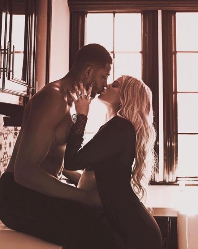 画像: トリスタンの浮気動画流出の前日にはインスタグラムで彼とのキスショットを公開し、「私たちはもう準備万端よ」とお腹の赤ちゃんに語りかけていたクロエ。©Khloe Kardashian/ Instagram