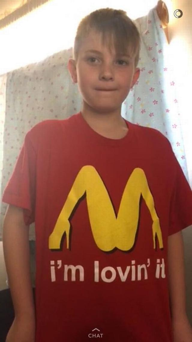 画像: マクドナルドのマークだと思い少年が着たシャツ、過激すぎて親赤面