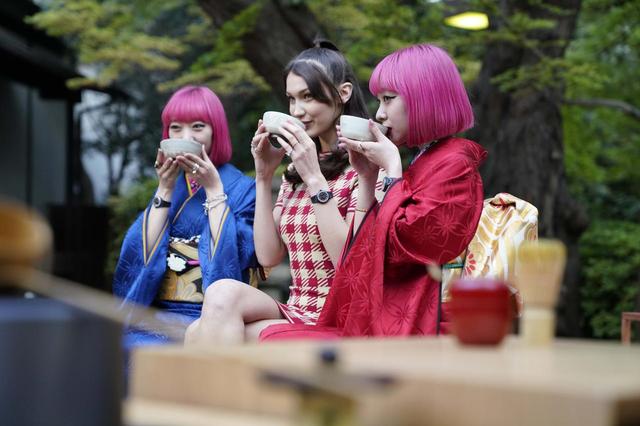 画像1: ベラ・ハディッドが、茶道に初挑戦!