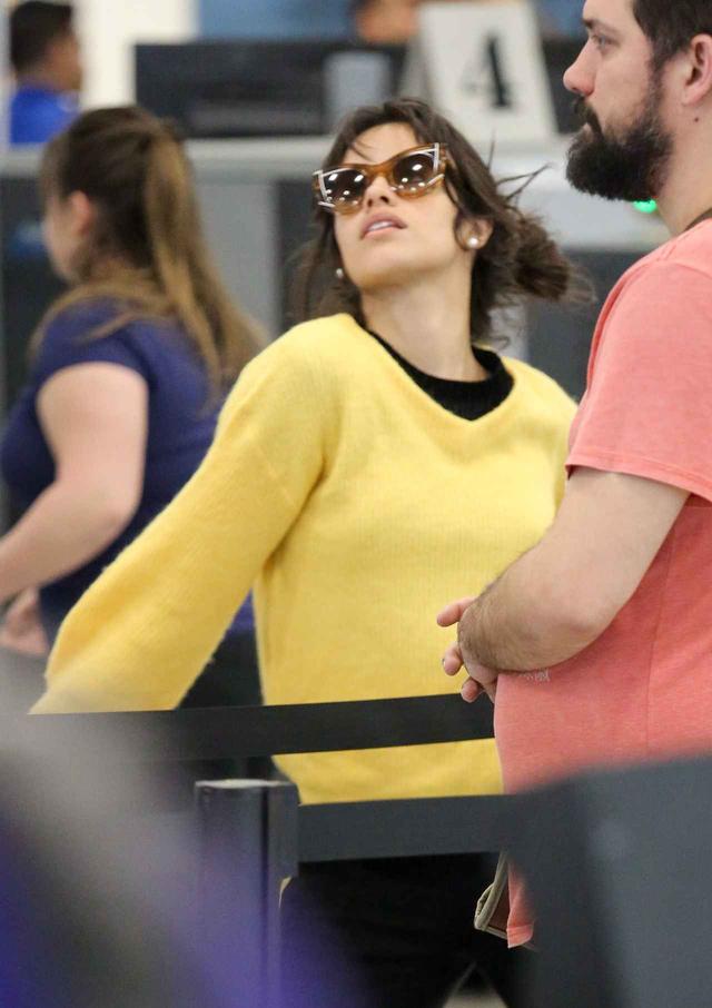 画像1: カミラ・カベロ、空港でパパラッチへのファンサービスに母も参戦