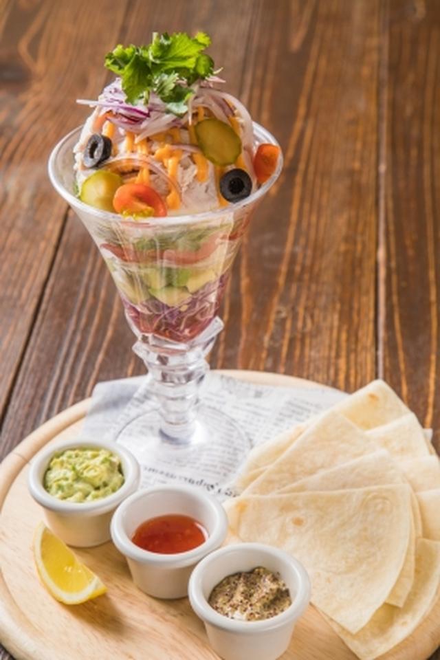 画像: 蒸し鶏とチェダーチーズのメキシカンタコスパフェ 980円 ※4月23日より2週間の限定提供
