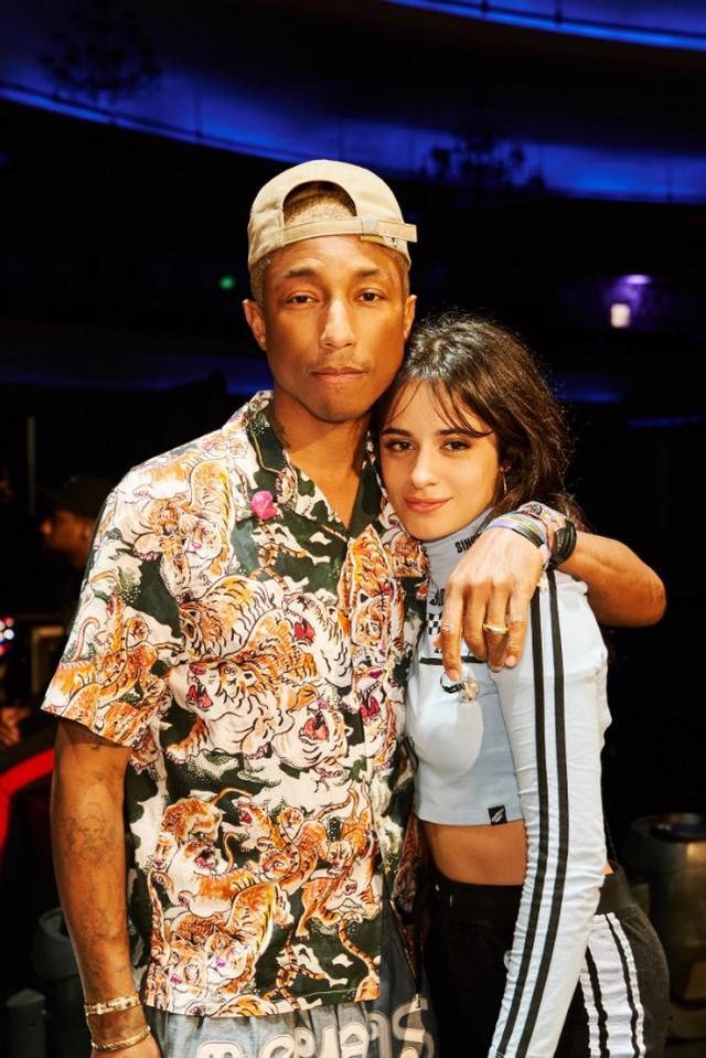画像: カミラ・カベロ、ステージが終わるとすぐに彼の元へ行きキス