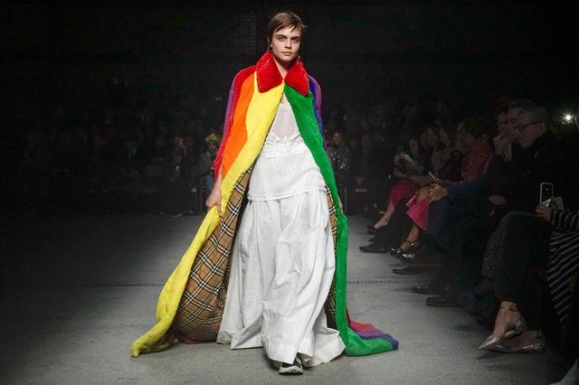 画像: イギリス発の老舗ブランド、バーバリー(Burberry)の「多用性」をテーマとしたコレクションで2年ぶりのランウェイ復帰を果たし、LGBT+へのサポートを表明したカーラ。