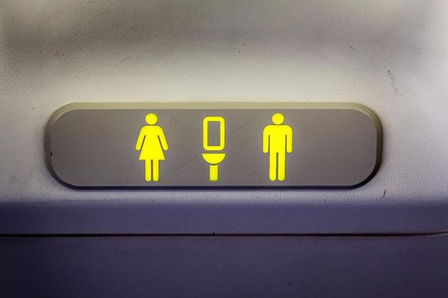画像: トイレのドアを閉め忘れて…