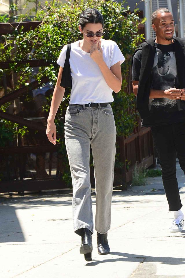 画像: ケンダル・ジェンナー流、白Tシャツのクールな着こなし方