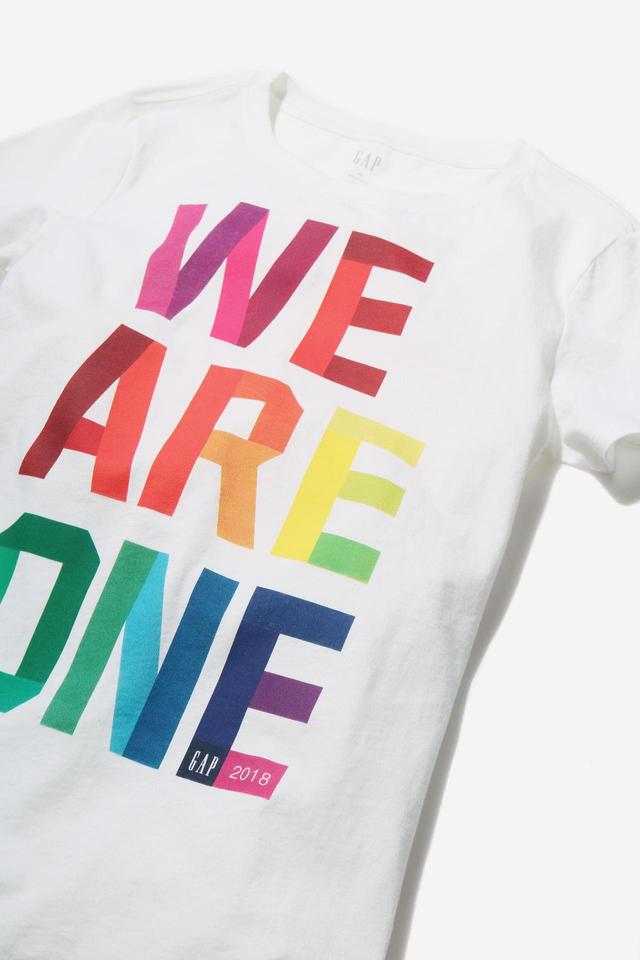 画像2: GAPがLGBT+を支援するプライドチャリティTシャツを発売