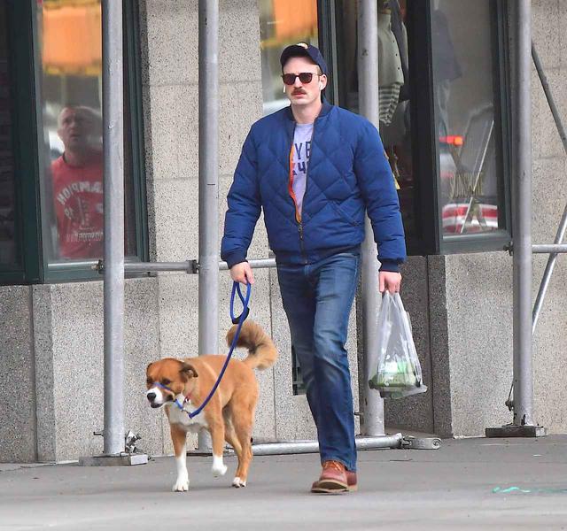 画像: 愛犬の散歩をしているクリス・エヴァンス