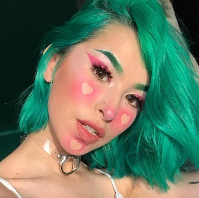 画像: 鼻にぽんっと色をのせ、同じ色で頬やあごにハートを。©instagram/gothfruits