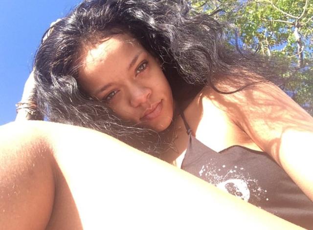 画像: 2枚目の写真。ふわふわとしたすね毛が光を反射しているのが分かる。©Rihanna / Instagram