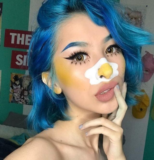 画像: なんと鼻に目玉焼き! 黄身に合わせてチークも黄色に。©instagram/gothfruits