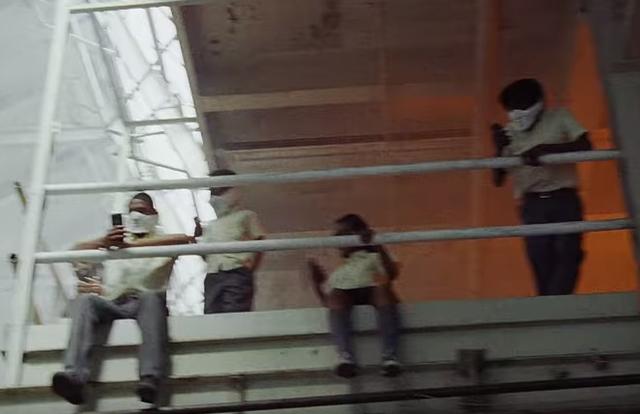 画像2: 銃乱射事件を投影