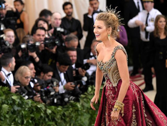 画像2: ブレイク・ライヴリー、制作時間600時間のドレス姿が本物の女神のよう