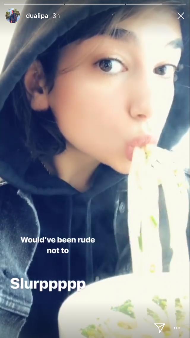 画像: うどんをすするデュア・リパ。©Dua Lipa/Instagram