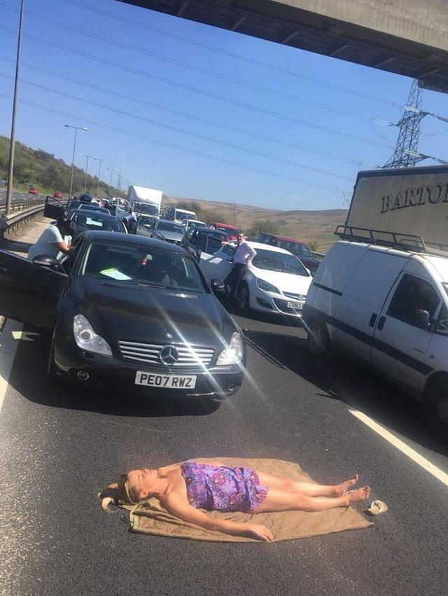 画像: 渋滞中に道路で「ある行動」に出た女性が強者すぎる