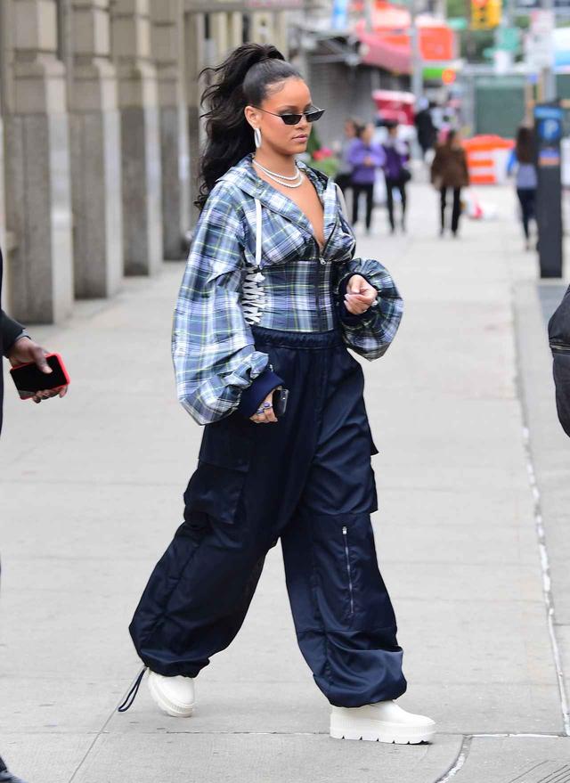 画像: Fenty Puma By Rihannaの洋服も着用。