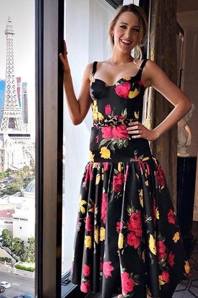 画像: ブレイク・ライヴリーの花柄×豹柄コーデがおしゃれ♡マイケル・コース コレクション新作ワンピ