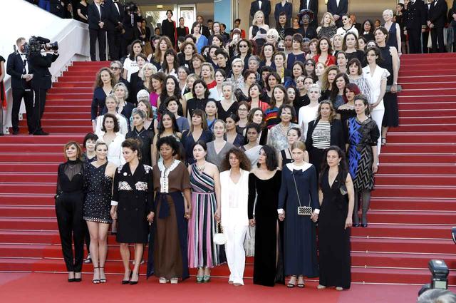 画像3: 82人の女性が立ち上がる