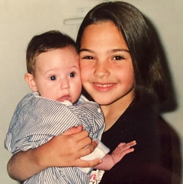 画像: 妹のダナと2人姉妹。©Gal Gadot/Instagram