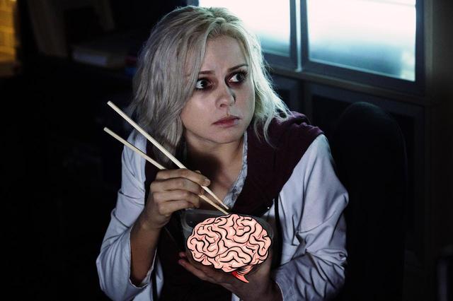 画像: 容器に入れた脳みそを、箸を使って食べるリヴ。 iZOMBIE and all related characters and elements TM & © DC Comics. © 2018 Warner Bros. Entertainment Inc. All rights reserved.