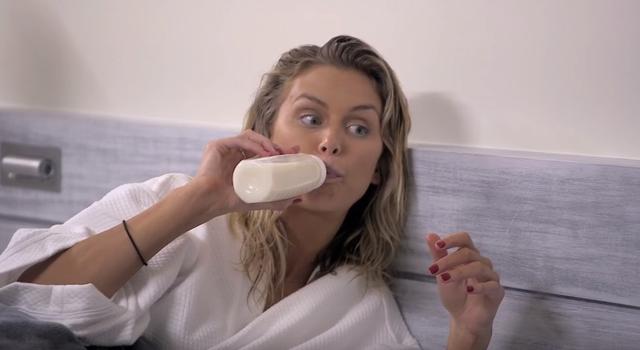 画像: ベッドの上で哺乳瓶でミルクを飲み、リラックスするララ・ケント。©Youtube/Bravo