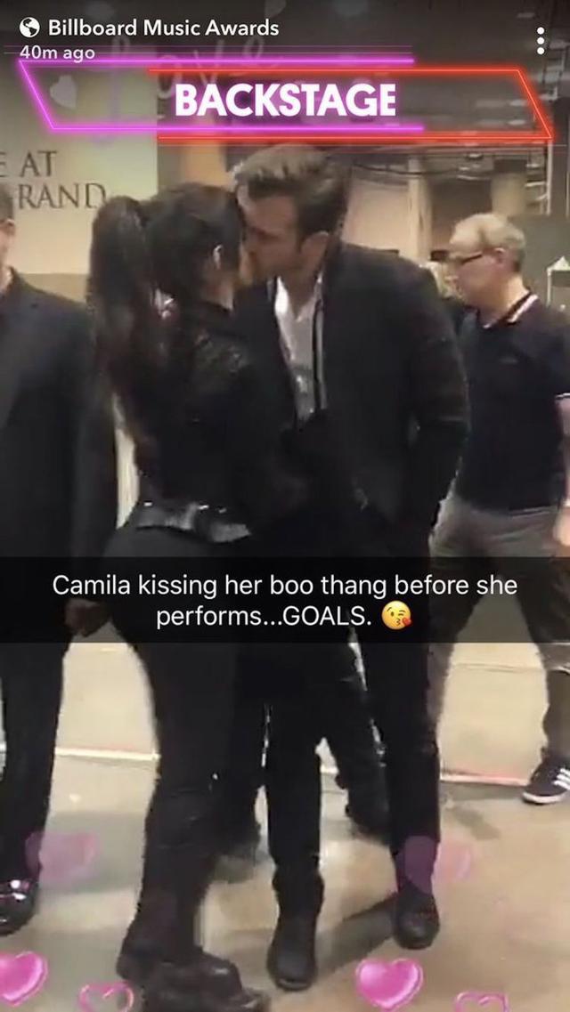 画像: カミラ・カベロ、ステージに行くギリギリまで彼氏と熱烈キス!【写真あり】