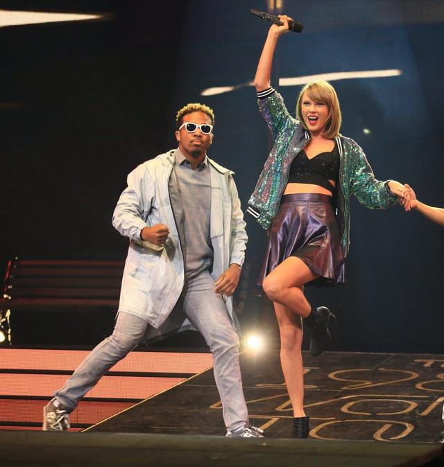 画像: 『1989』ツアーでテイラーのバックで踊るトシ。