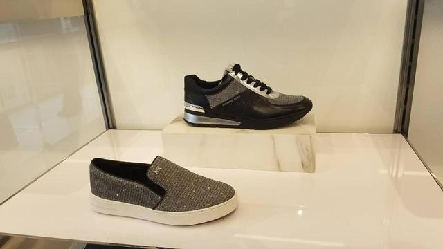 画像: 手前が“キートン”スリッポン 1万8,000円、奥が“ビリー”トレイナー 2万4,000円