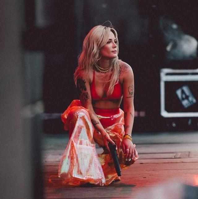 画像: シンガーのホールジーは、オレンジ色を着てパフォーマンスを行った。©Halsey
