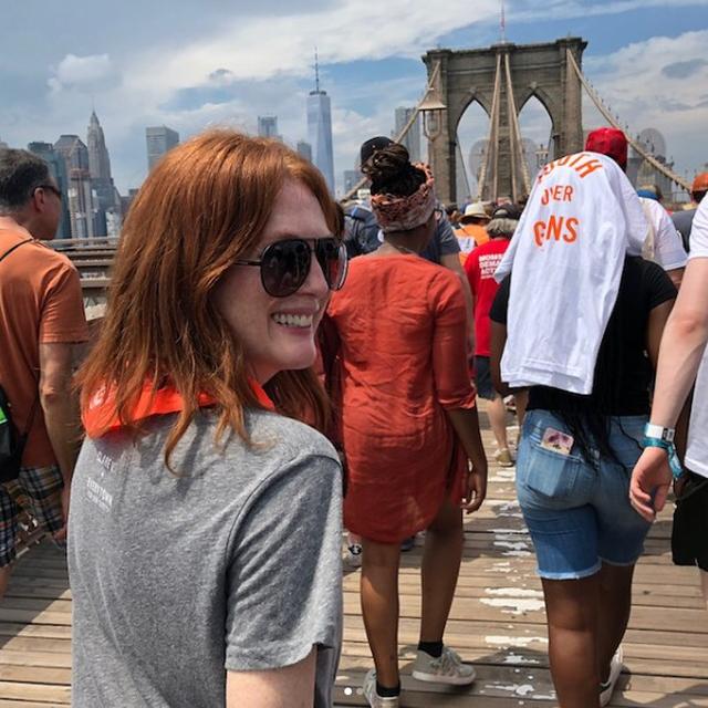 画像: ジュリアン・ムーアは、オレンジ色を身に着けた人々とのマーチに参加した。©Julianne Moore