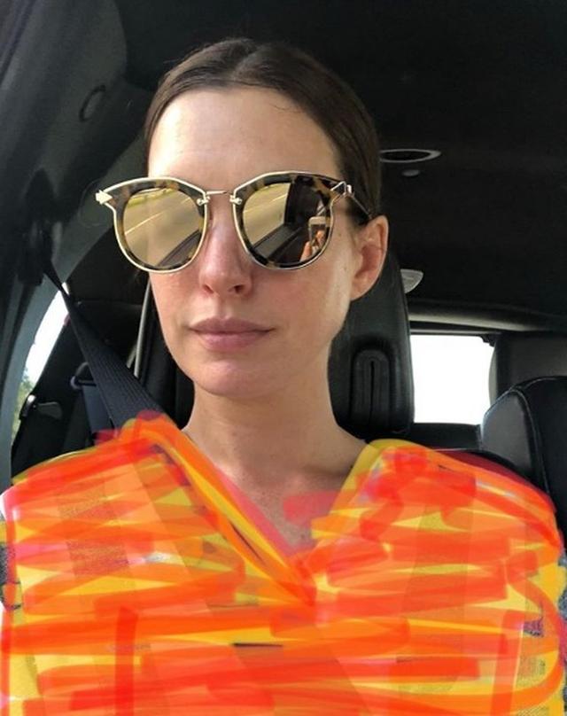 画像: アン・ハサウェイ、「旅行中でオレンジ色の服がなくて」と言ってオレンジ色を身に着けている風の過去写真を公開。©Anne Hathaway